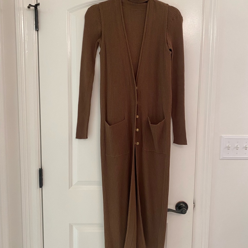 Worth two piece long turtleneck with long vest. Great looking!